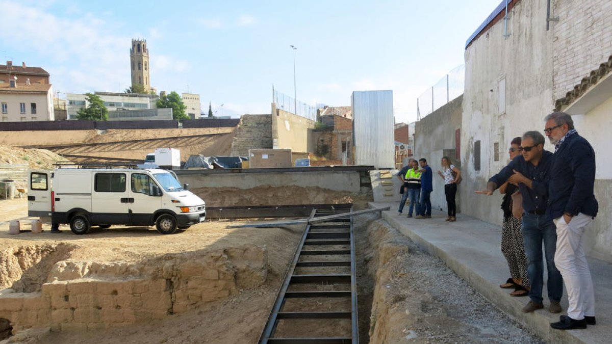 Larrosa visitó ayer las obras de instalación de las pasarelas.