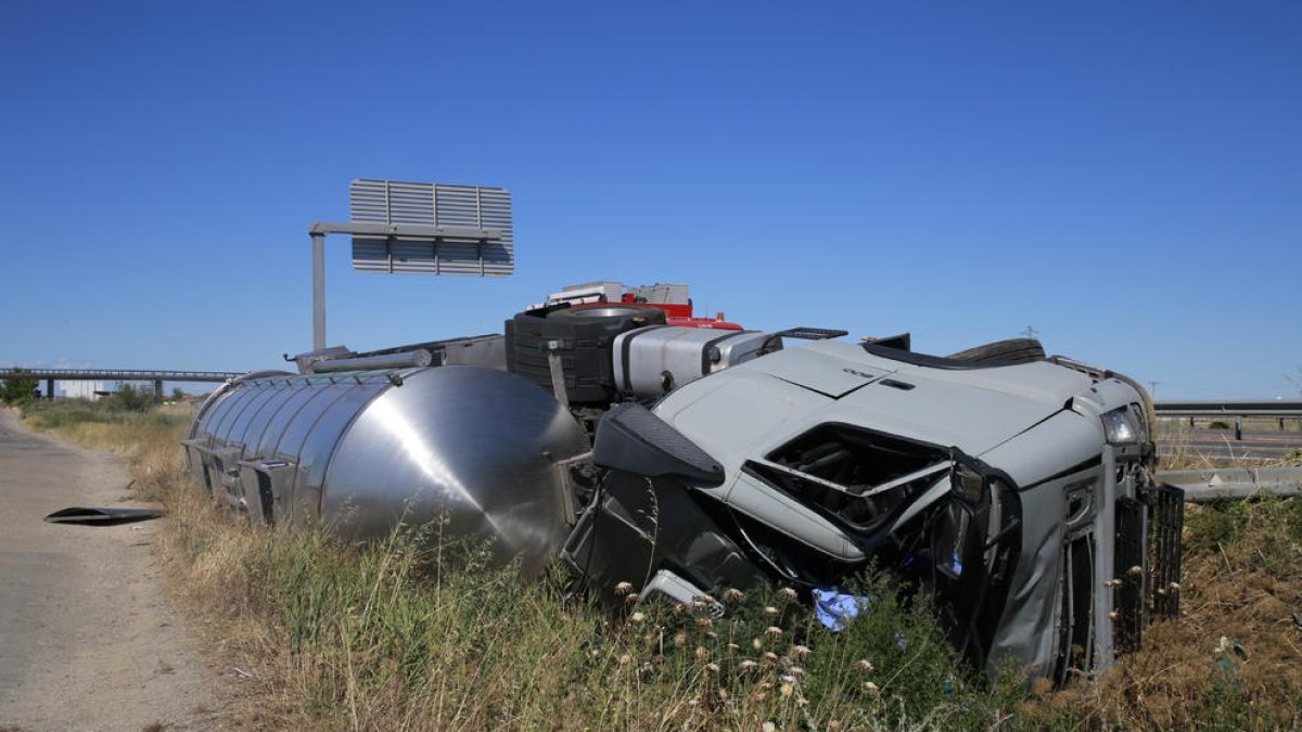 El camión, que transportaba azúcar líquido, acabó volcando tras salir de la vía.