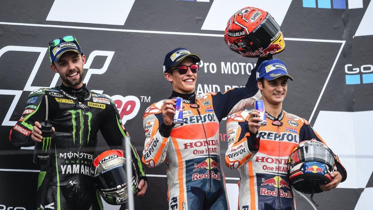 Marc Màrquez celebra el triomf amb Folger i el seu company Dani Pedrosa.