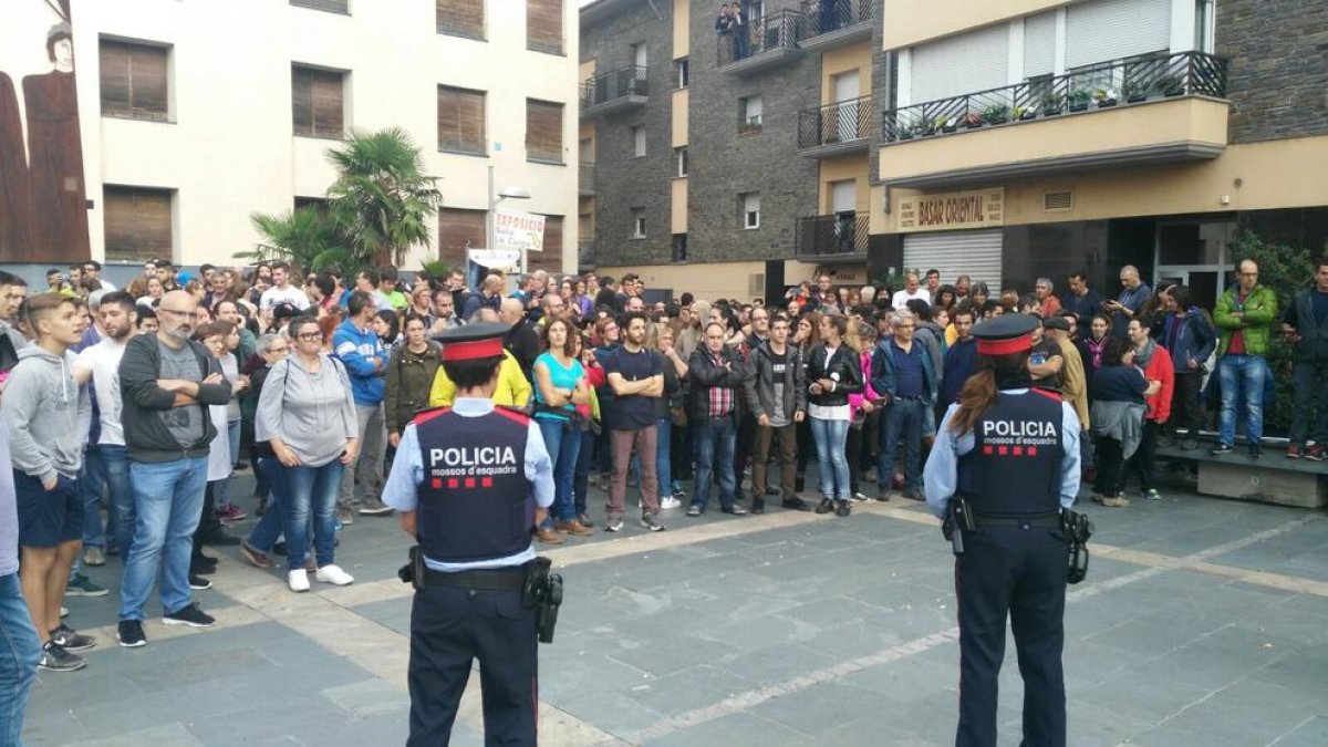 Vecinos de La Seu d’Urgell ante el punto de votación La Cuina, antes de iniciar la jornada.