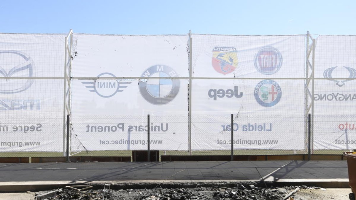 Els contenidors van quedar completament calcinats i part de la xarxa, cremada.