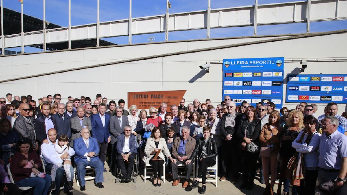 Los asistentes al acto posaron juntos alrededor de la familia y de la escultura en honor a Palau.