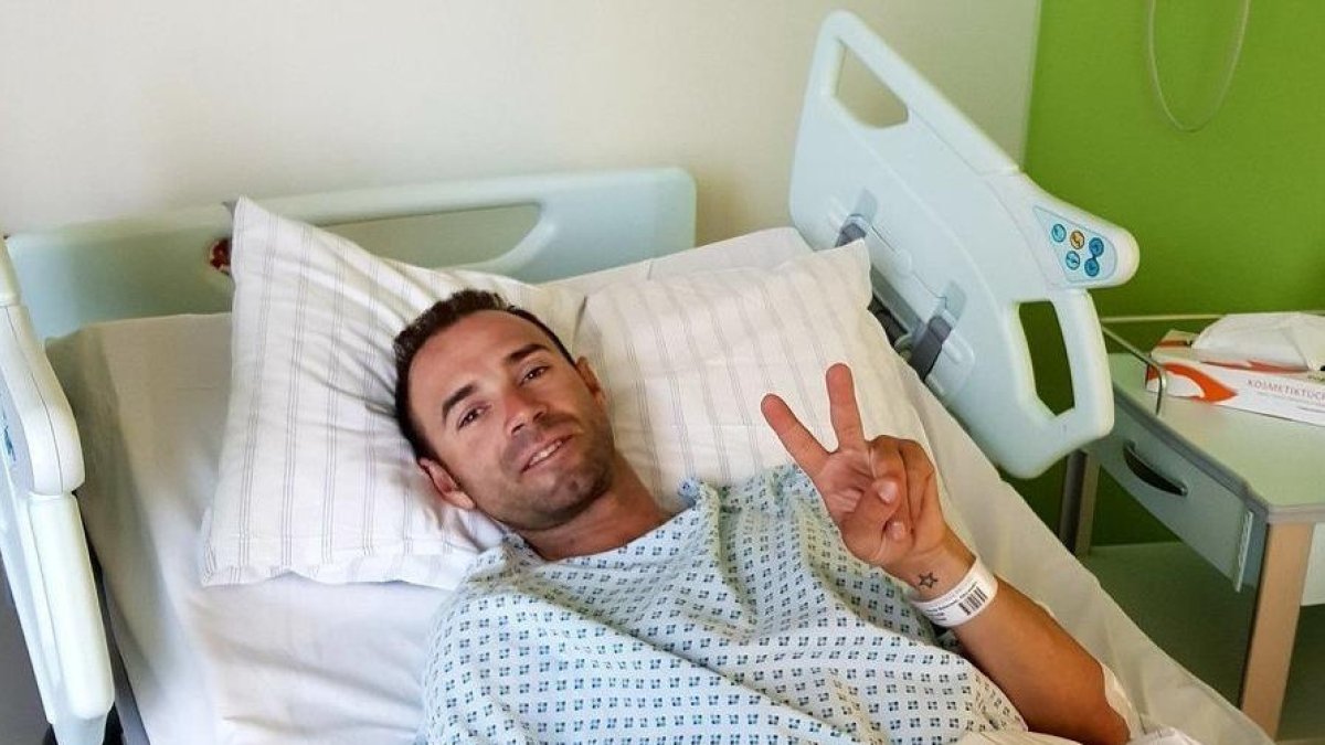 Alejandro Valverde en el Hospital Universitario de Düsseldorf, donde fue intervenido.