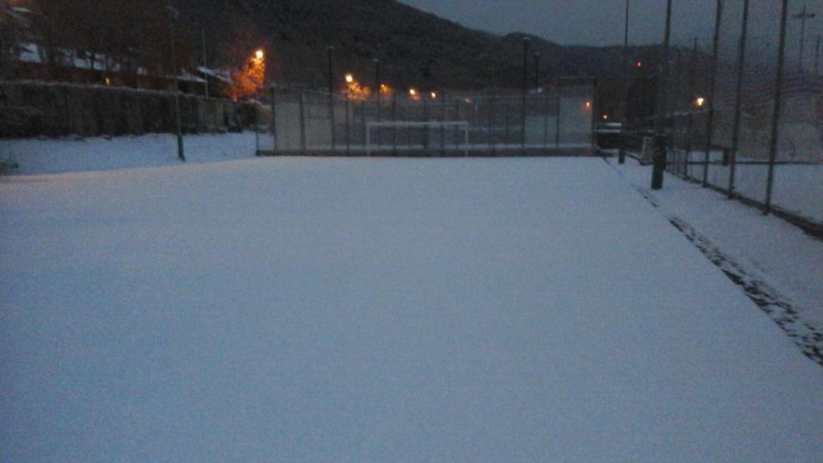 El campo de fútbol de La Seu ayer cubierto por la nieve.