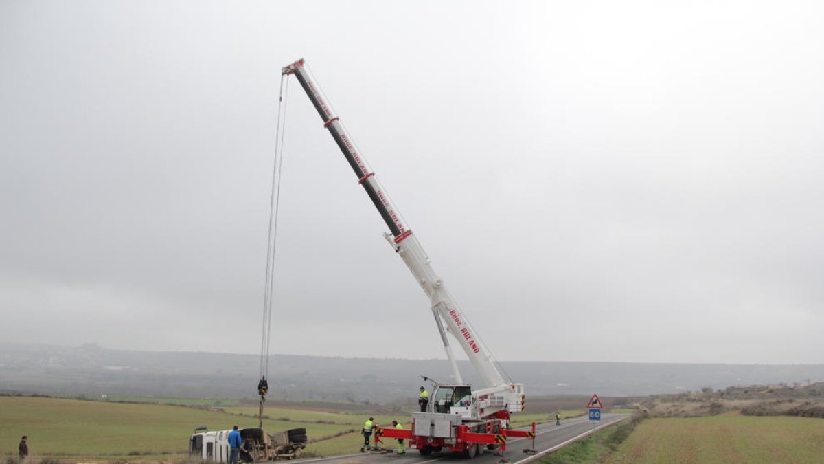 La retirada del camió per part d’una grua de gran tonatge va obligar a tallar la carretera.