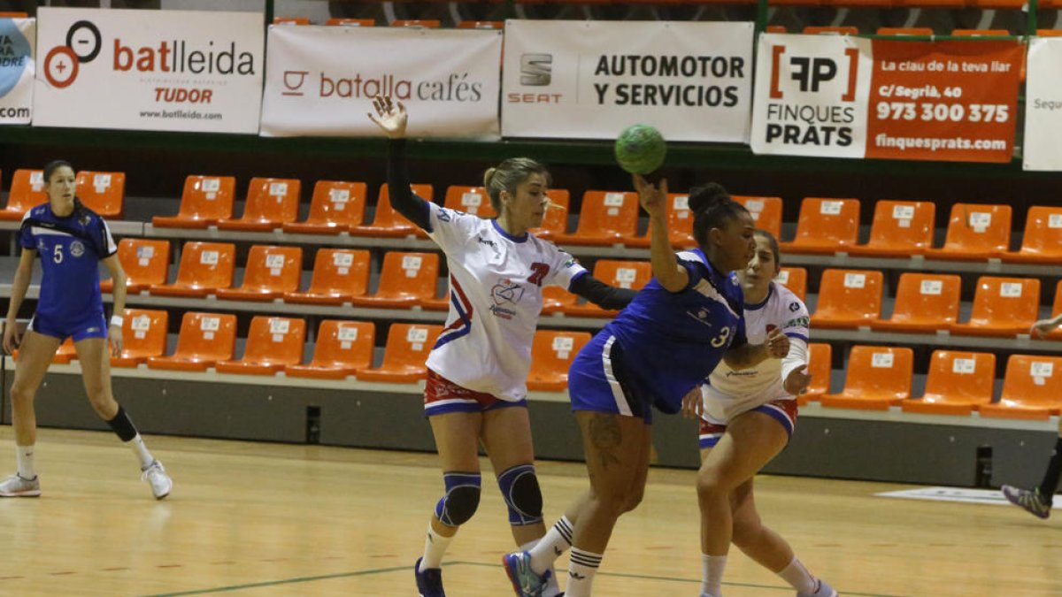 Jennyfer Nana intenta lanzar ante la oposición de dos jugadoras del Alicante.