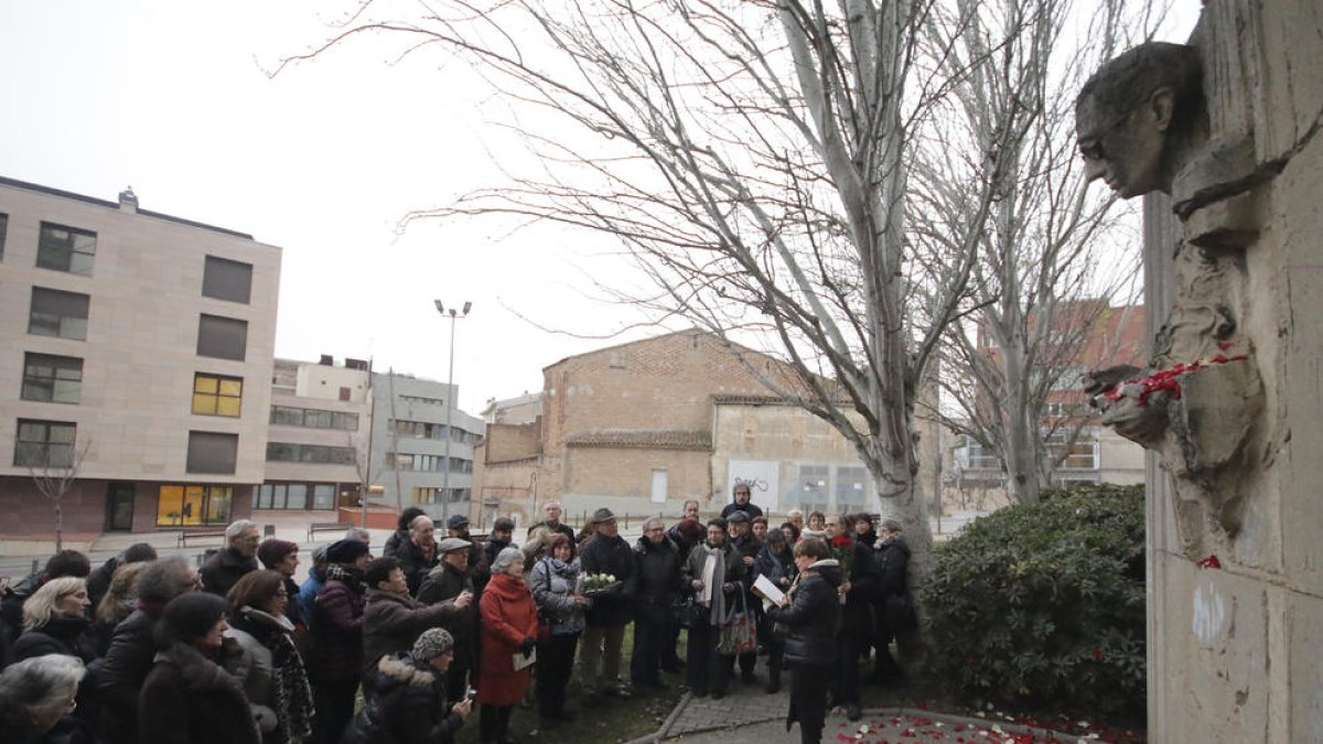 Más de medio centenar de personas recordaron ayer a Màrius Torres junto a su escultura en el Canyeret en el 74 aniversario de su muerte.