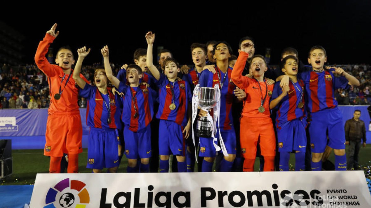 L’equip del planter del Barcelona que dijous passat va guanyar LaLiga Promises.