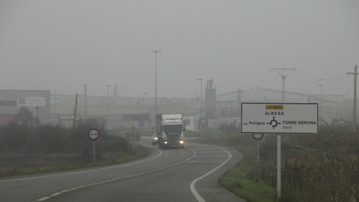 La niebla, presente ayer en numerosas carreteras de Lleida.
