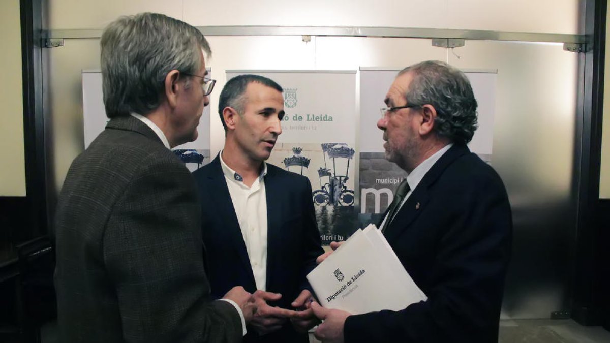 Joan Reñé i Miquel Serra conversaven ahir abans del ple de la Diputació.