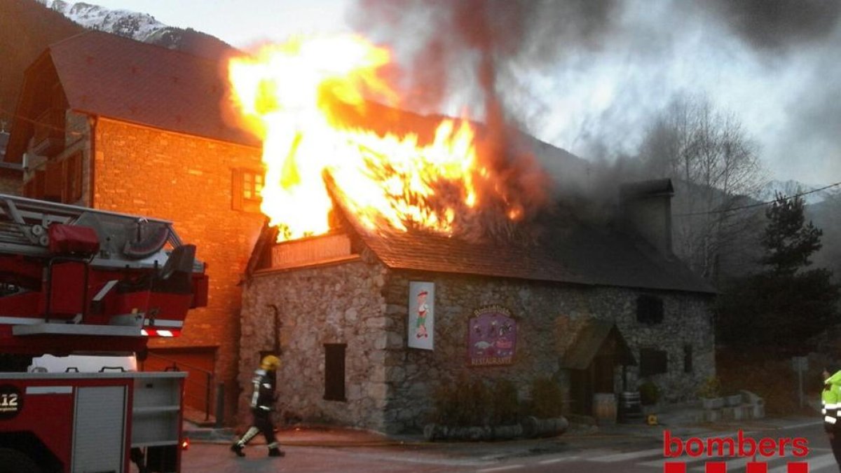 Enormes flames van calcinar la teulada i un petit habitatge situat a sobre del restaurant.
