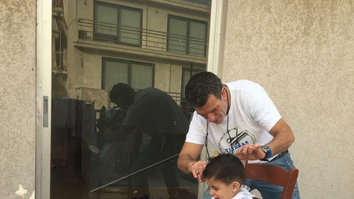 Imagen de Saúl Sancho, peluquero de Badalona, y propulsor de la asociación Tijeras Solidarias.
