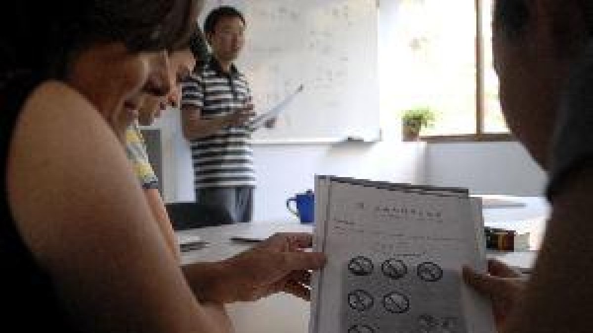 Només un de cada deu majors de 18 anys estudia idiomes