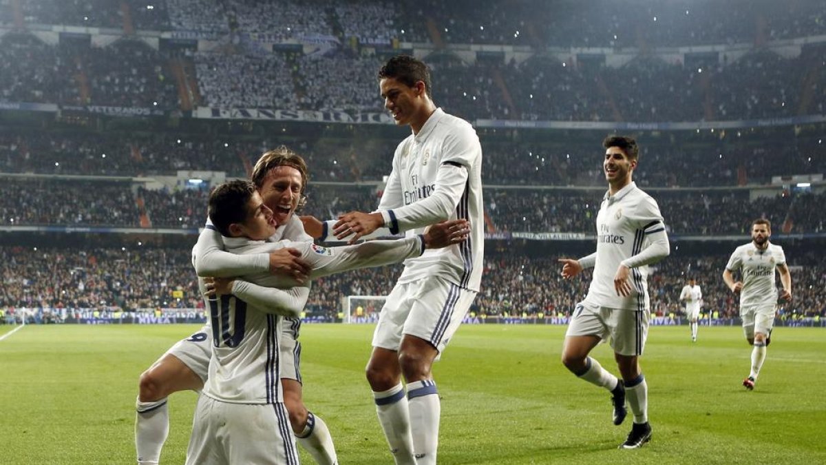 Modric abraça James davant del seu company Varane.