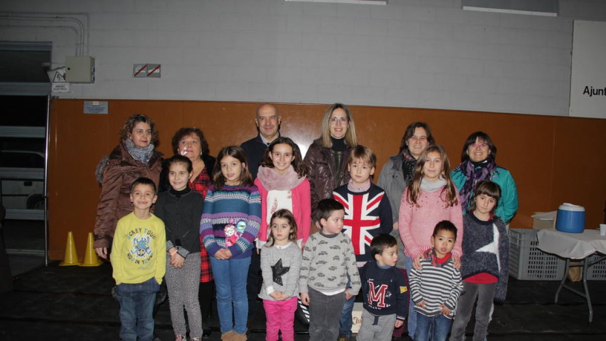Foto de familia de los galardonados ayer en el polideportivo.