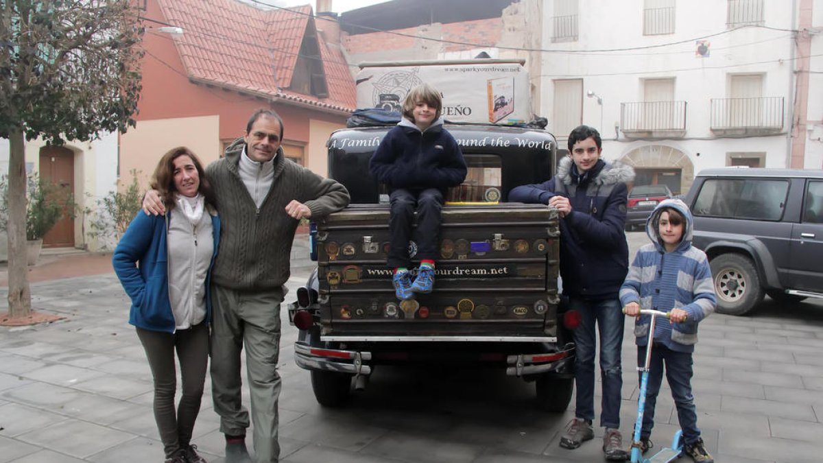 Candelaria i Herman, amb tres dels seus fills, ahir, amb el cotxe durant la visita a Castelló de Farfanya.