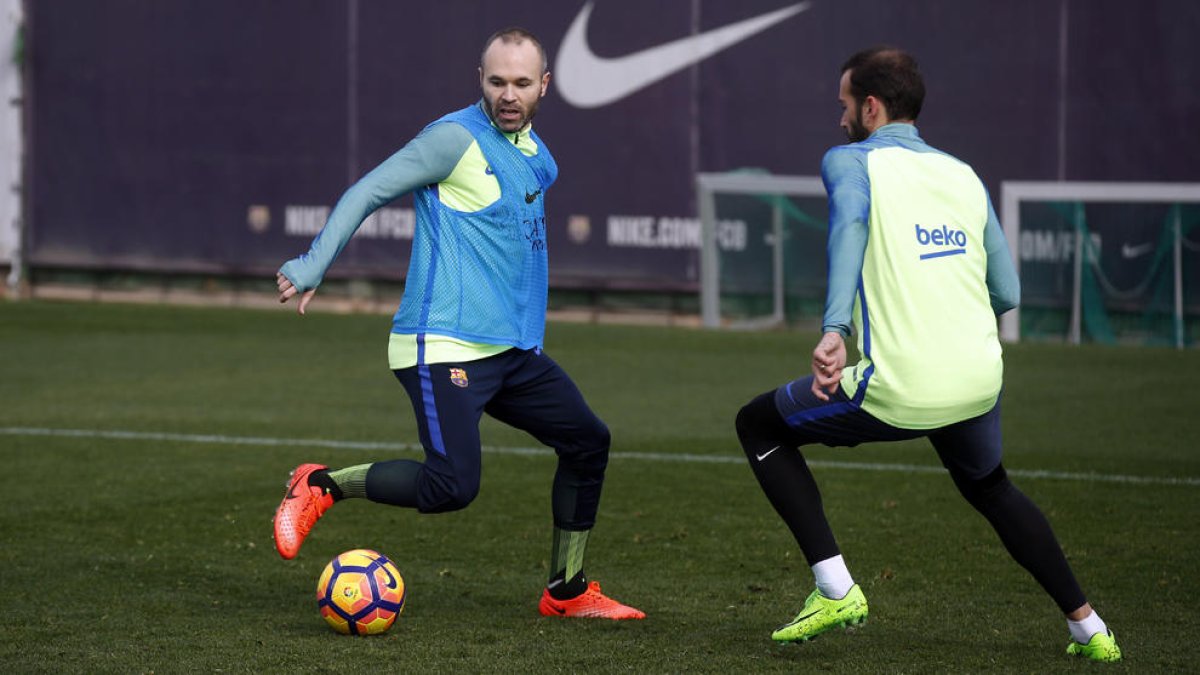 Andrés Iniesta ayer junto Aleix Vidal en su primer entrenamiento con el grupo después de su lesión.