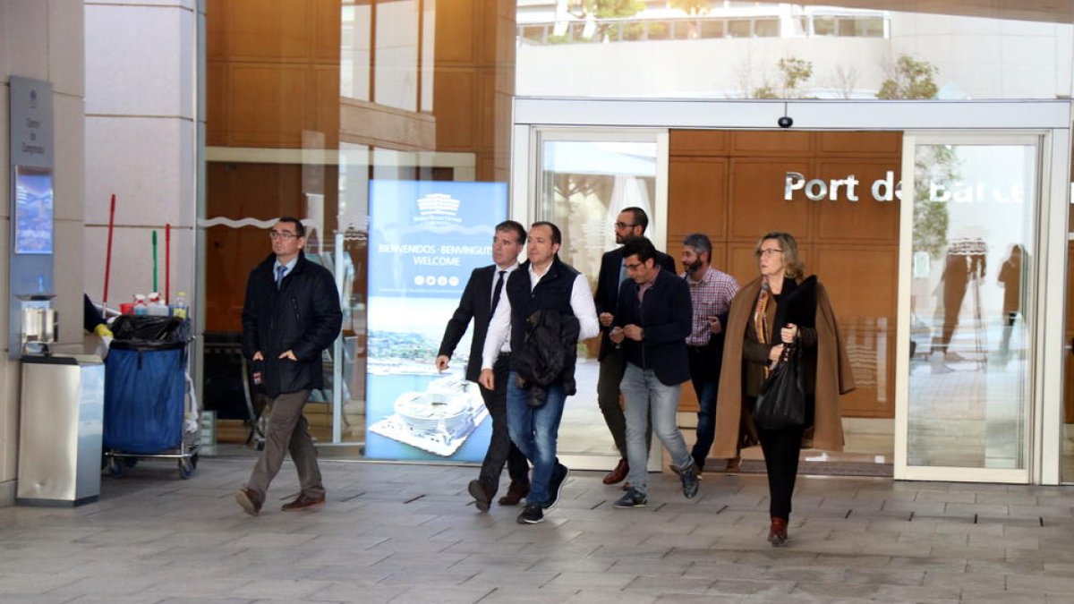 Parte de la comitiva judicial saliendo de las oficinas de l’Autoritat Portuària World Trade Center.