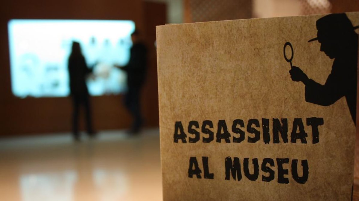 Dos jóvenes, al fondo, participando en ‘Assassinat al Museu’.
