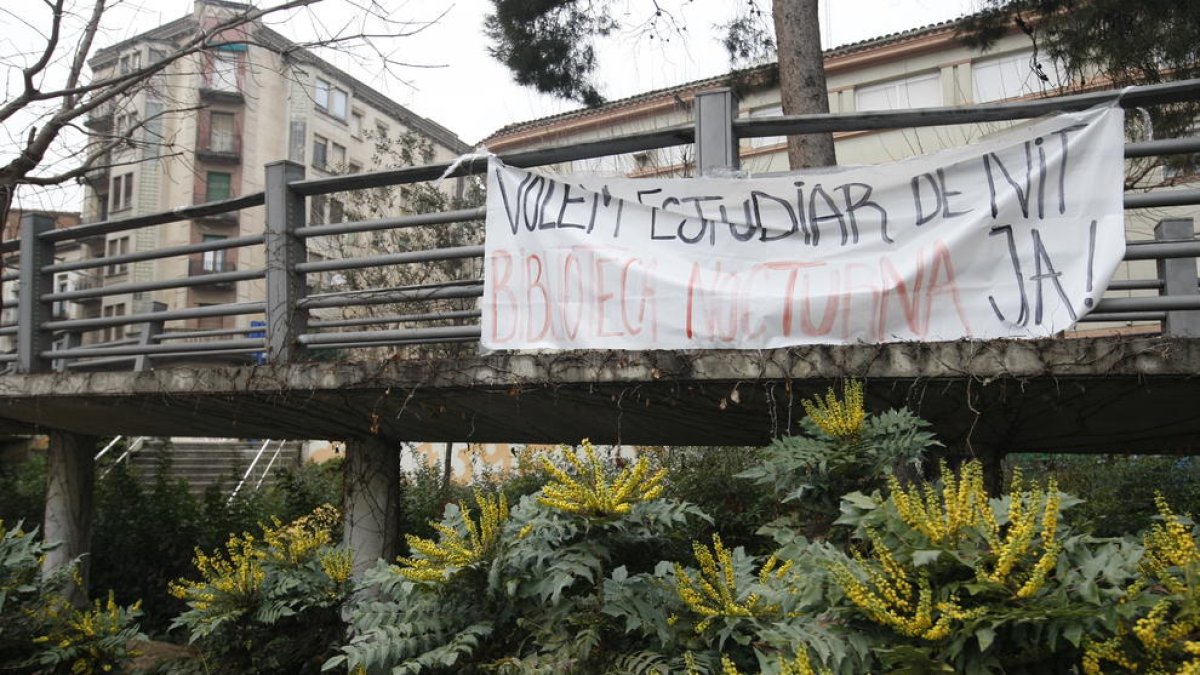 La pancarta colocada en el parking del Rectorado de la UdL.
