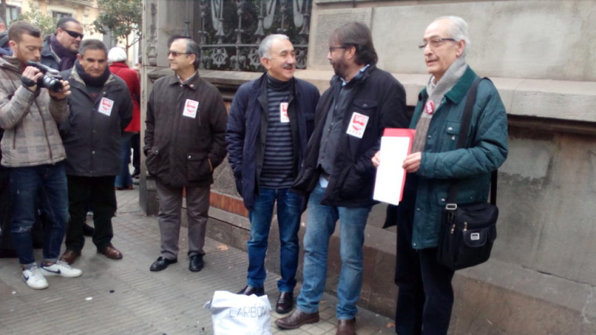 UGT va entregar ahir de regal de Reis carbó a les delegacions del Govern.