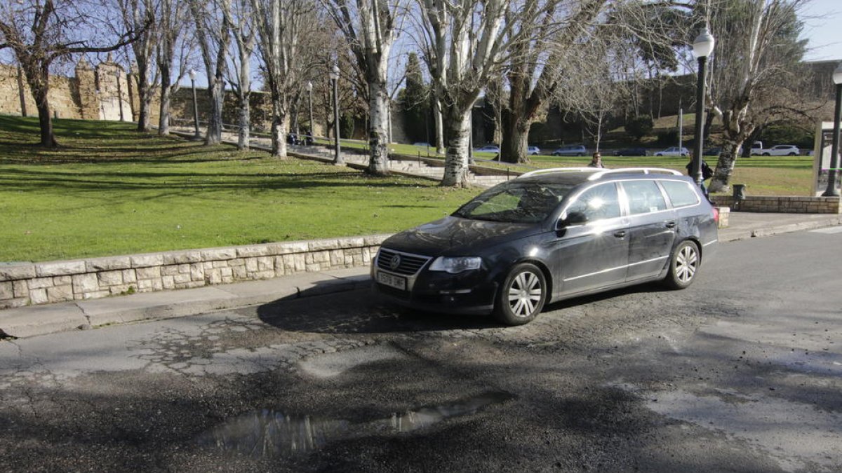 Queixes per un clot al carrer Monterrey, al costat de la Seu Vella