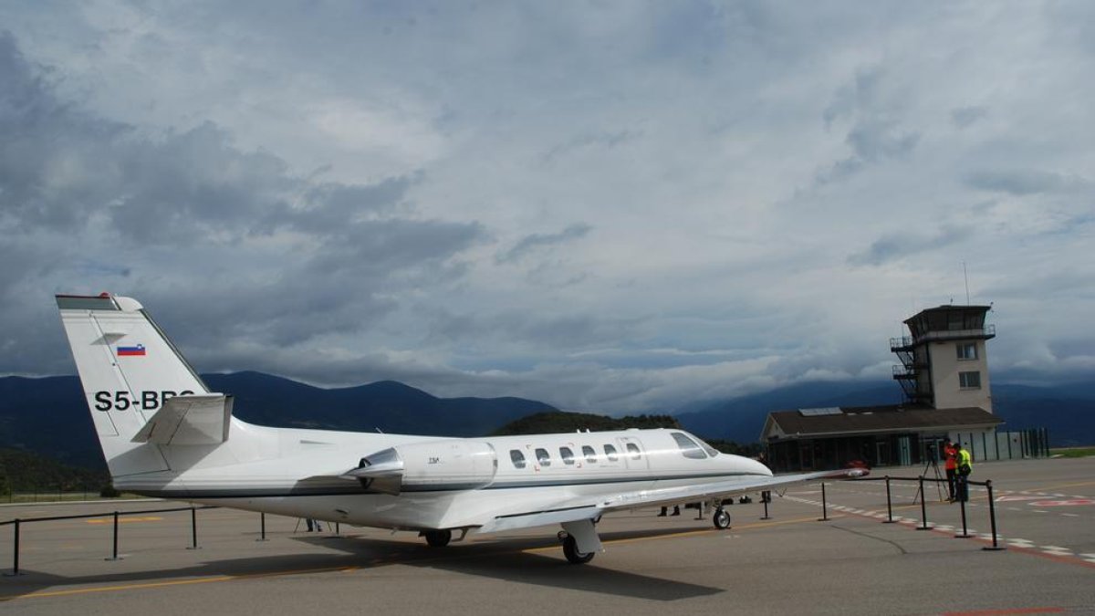 Imagen de archivo de un avión de ocho plazas estacionado en el aeropuerto de La Seu.