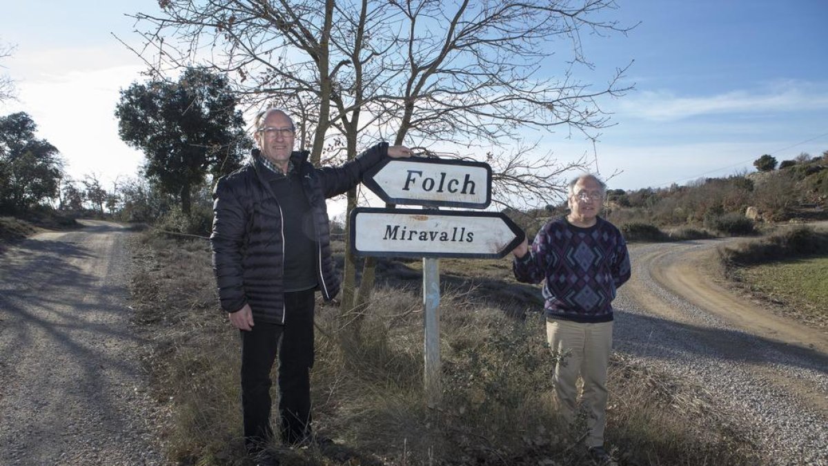 El alcalde de Biosca, Corneli Caubet, y Josep Bracons, propietario de la masia Folch.