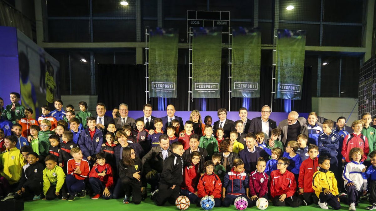 Foto de família d’autoritats, amb Carles Puigdemont al capdavant, els ‘padrins’ i els nens.