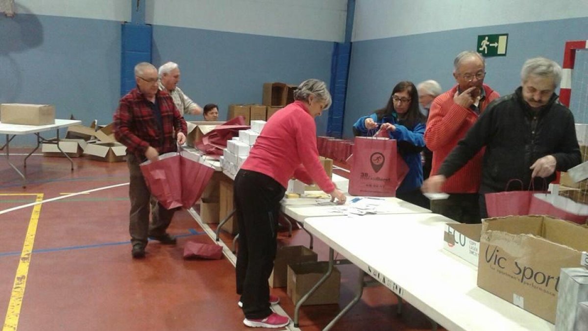 Un grup de voluntaris preparant les bosses per als corredors.