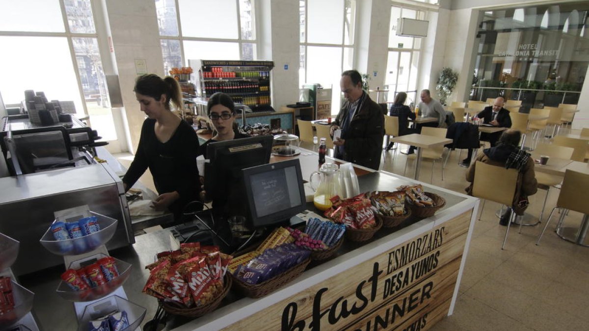 Dos treballadores atenent la nova cafeteria provisional habilitada a l’estació de Lleida Pirineus.