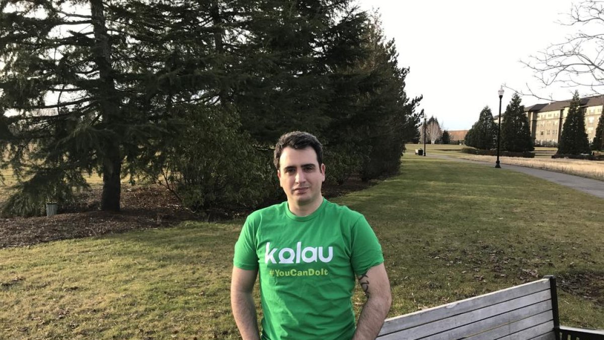 Danny Mola, davant de les oficines de Kolau a South San Francisco, Califòrnia.