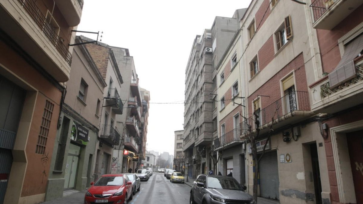 Carrer Alfred Perenya, on ahir van aparèixer cotxes danyats.