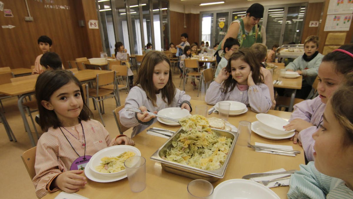 Una alumna del col·legi Sant Jordi servint-se pasta al menjador escolar.