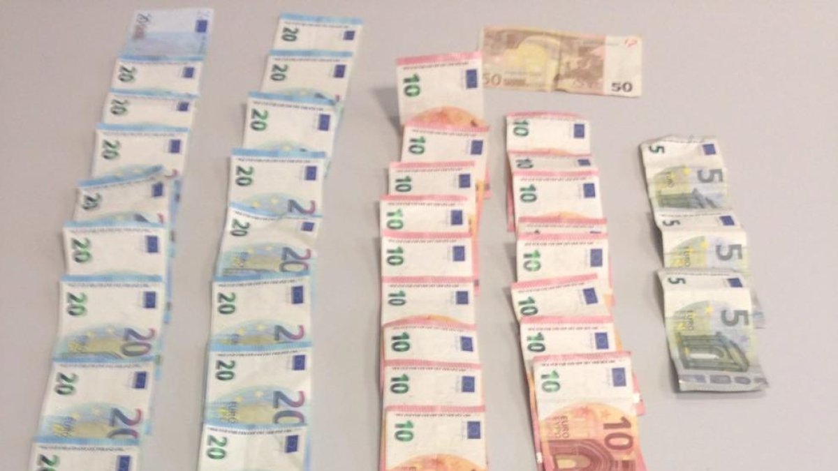 Imagen del dinero y el arma decomisados al asaltante del Eix.