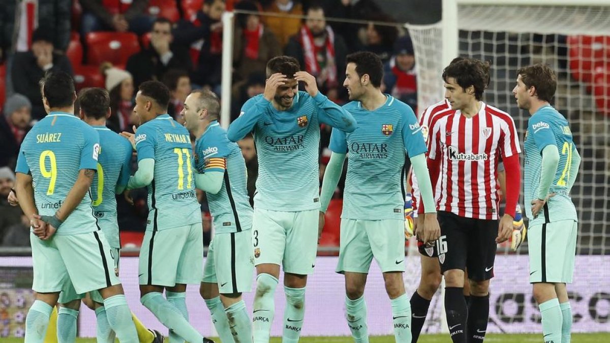 Els jugadors barcelonistes reclamen al col·legiat Fernández Borbalán un penal no assenyalat sobre Neymar.