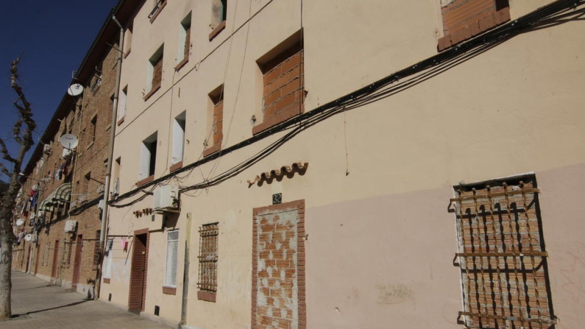 Algunos bloques de Ramiro Ledesma tienen la mayoría de sus pisos tapiados.