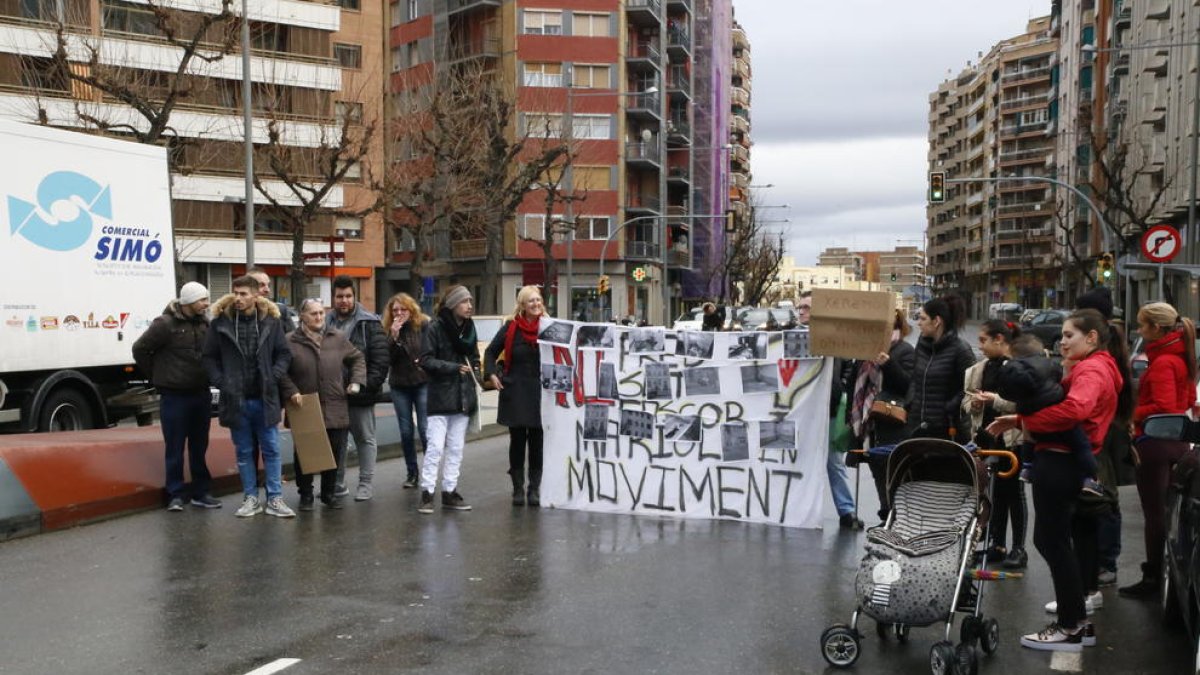 Los manifestantes llenaron una pancarta con fotografías del estado de los pisos.