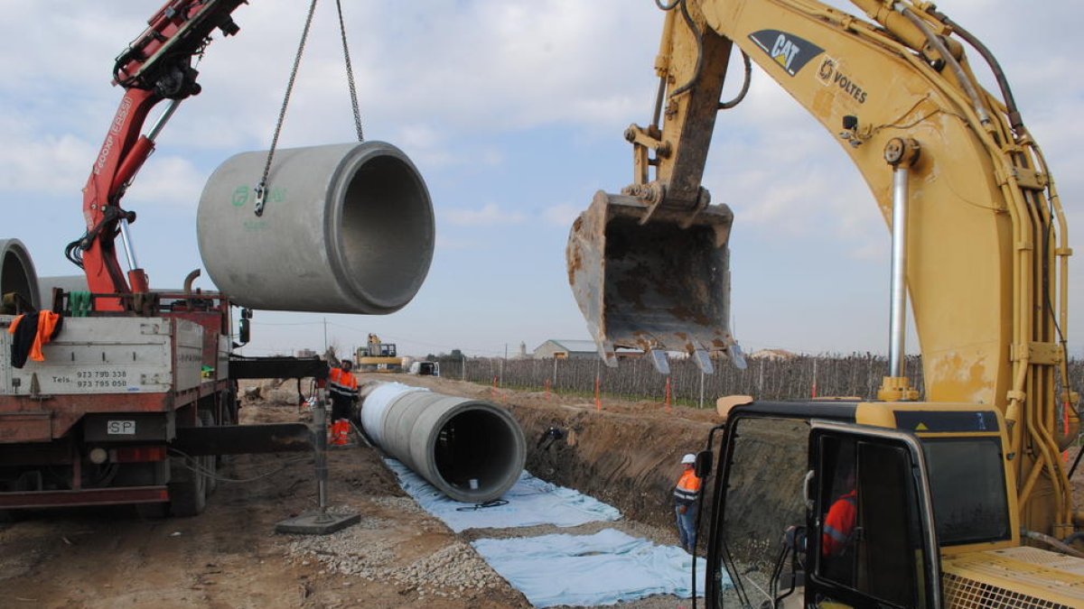 Obres de canalització a Bellvís, on se substitueix la vella llera de terra per canonades de formigó de dos metres de diàmetre.