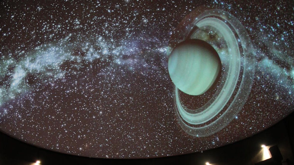 Visitantes del Centre d’Observació de l’Univers de Àger.