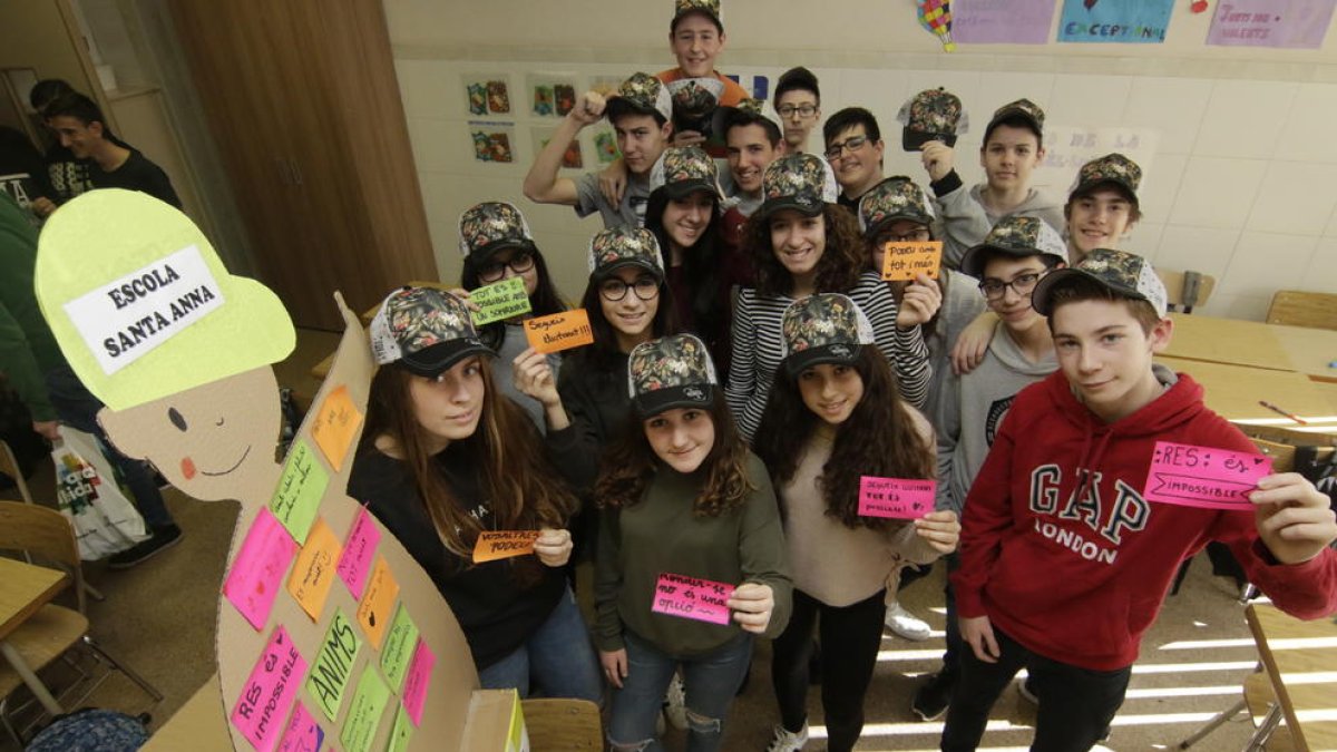 Alumnes del Santa Anna, ahir, amb els missatges escrits i les gorres de la festa de diumenge.