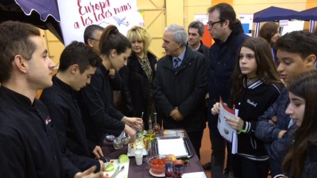 Un momento de la visita de las autoridades a la feria.