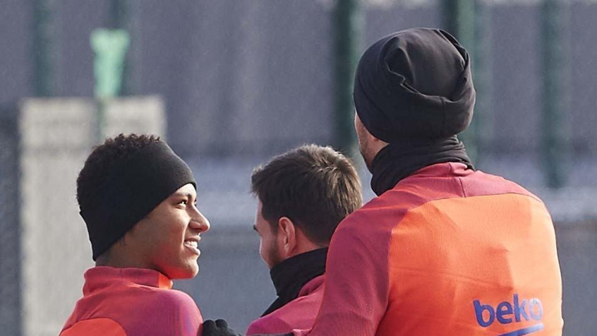 Gerard Piqué, en l’entrenament al costat de Messi i Neymar.