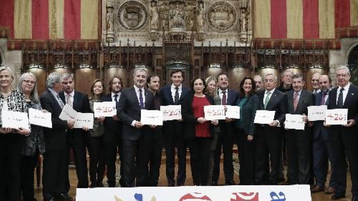 Foto de familia en el ayuntamiento del acto conmemorativo del 25 aniversario de Barcelona 92.
