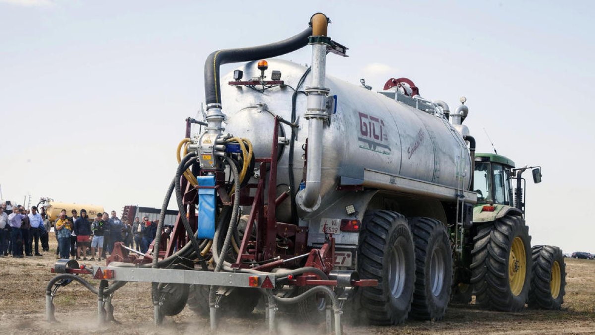 Imagen de archivo de aplicación de purines en una finca.