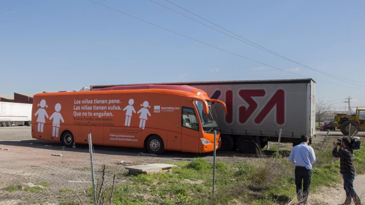 El autobús, estacionado en un aparcamiento tras la prohibición.