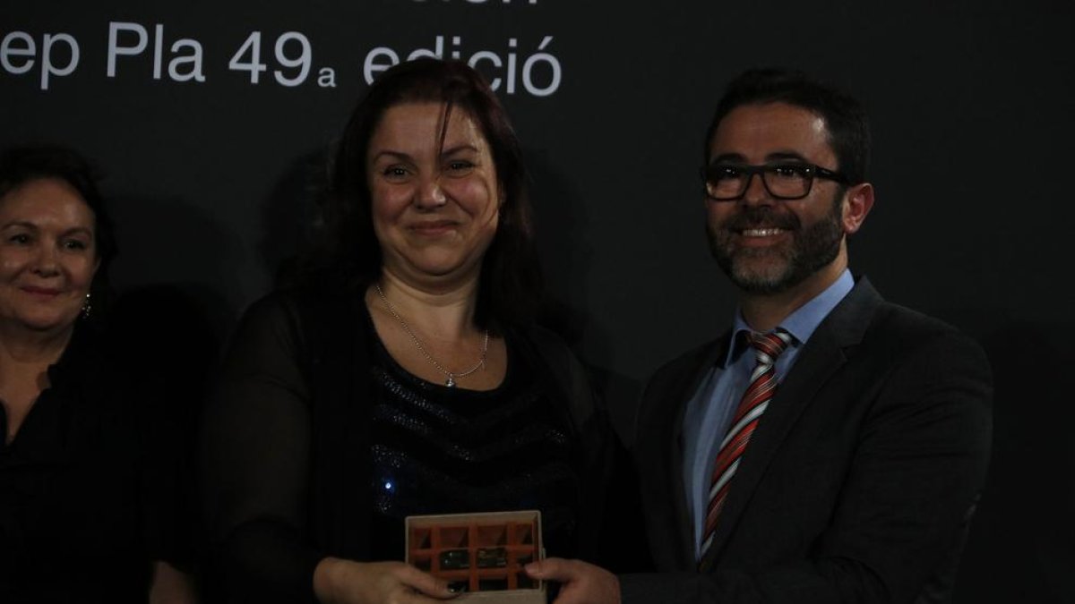 L’escriptora Care Santos, ahir recollint el premi de mans d’Emili Rosales, president del jurat.