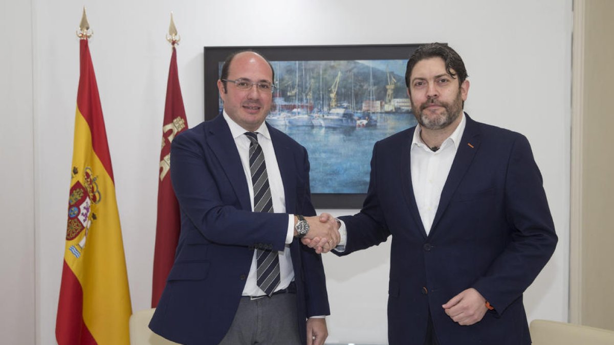 El presidente de Murcia, junto al líder regional de Ciudadanos, ayer en la reunión.