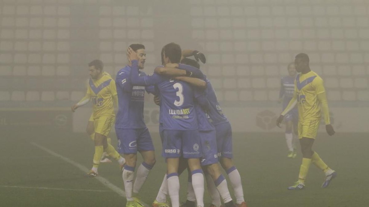 El Lleida vence entre la niebla