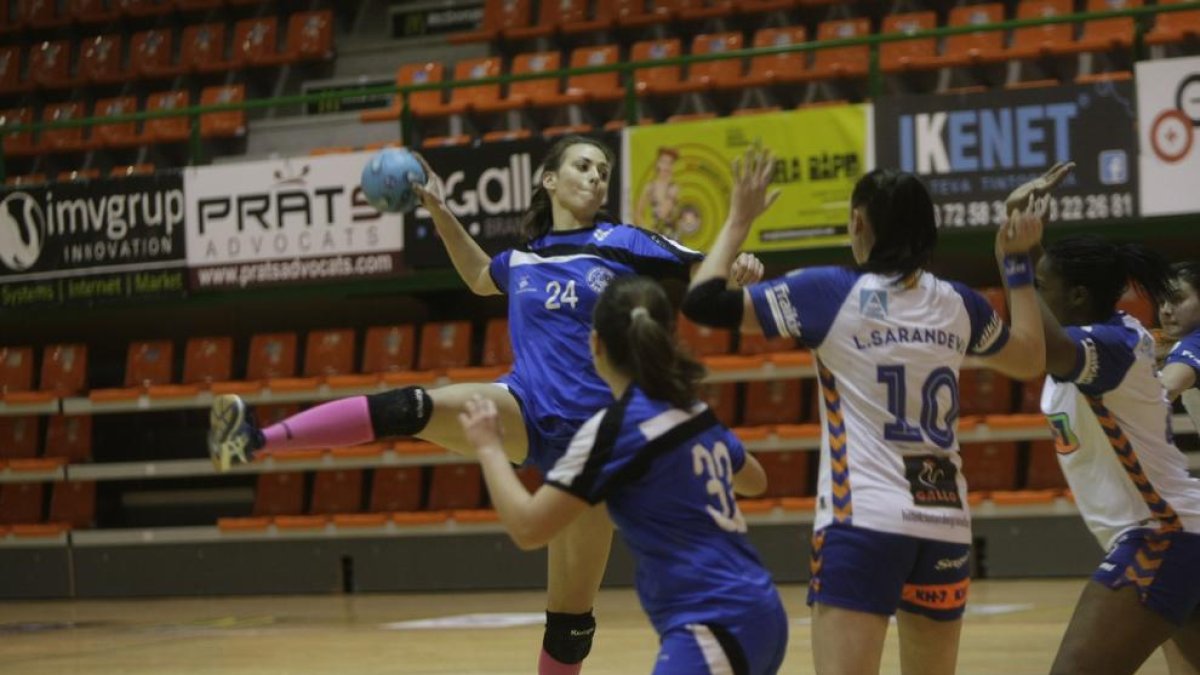 Una jugadora de l’Associació prova el llançament a porteria.